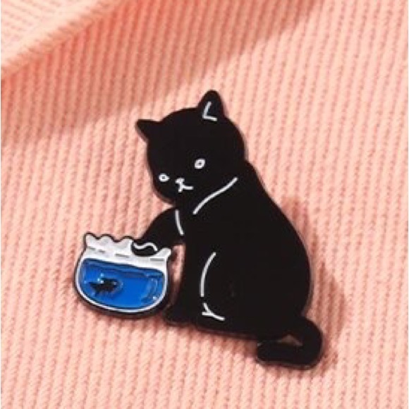 1 LEFT‼️ Black Cat Thief Enamel Pin Sneaky Goldfish Kitty Brooch Blackcat Badge - Picture 6 of 10